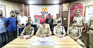 हत्याकांड की जानकारी देते पुलिस अधिकारी। साथ में गिरफ्तार आरोपित। जागरण