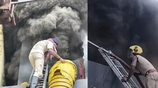 Bhagalpur Kotwali Chowk Fire: आग को बुझाते दमकलकर्मी।