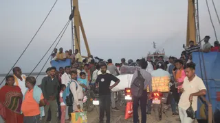 Bhagalpur Ganga Ferry Steering Failure: भागलपुर में गंगा की बीच धार में स्टीमर का स्टेयरिंग फेल