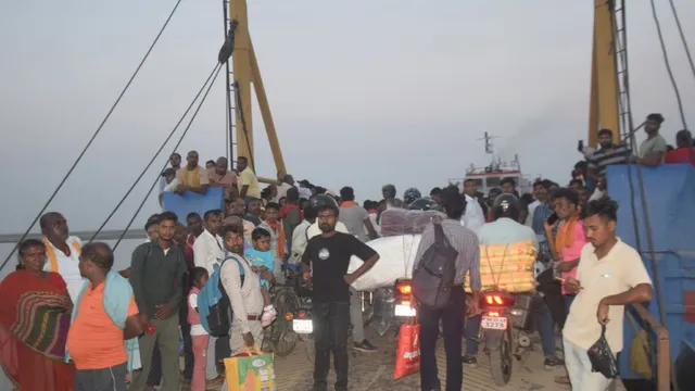 स्टीमर का स्टेयरिंग फेल; भागलपुर में गंगा के बीच धार में 40 मिनट अटकी सांसें, यात्रियों में मची रही भारी अफरातफरी