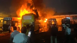 बसों में लगी भीषण आग।