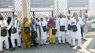 सऊदी अरब में उमराह के लिए पहुंचे बरेली के यात्री। सौ. इमरान रजा