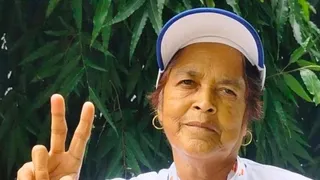 मेडल हासिल कर खुशी का इजहार करतीं तैराक चंदा देवी। सौ. स्वयं