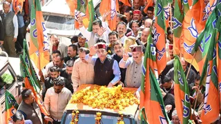 चौपाल में रोड शो के दौरान जयराम ठाकुर व अन्य नेता।