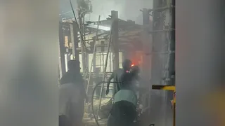 आग लगने के बाद कर्मचारियों में अफरा-तफरी मच गई।