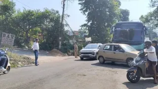 सनौरा चौक पर खराब हुई एचआरटीसी की लग्जरी बस। जागरण