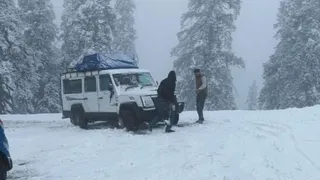 हिमाचल में बर्फबारी से तापमान में गिरावट आई है।