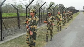 भारत-बांग्लादेश सीमा की सुरक्षा में लगीं बीएसएफ की महिला जवान। - जागरण