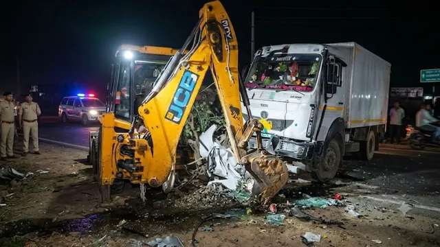 नूंह में खौफनाक हादसा: तेज रफ्तार ट्रॉले और कार की टक्कर में तीन की मौत, शव निकालने के लिए बुलाना पड़ा बुलडोजर

