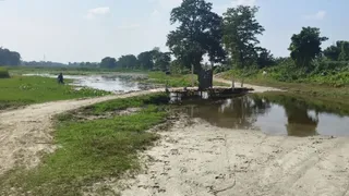 ठाकुरगंज प्रखंड के सखुआडाली पंचायत में लंबित पुल निर्माण कार्य स्थल का दृश्य। जागरण
