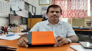 स्मार्ट मेडिसिन कंटेनर डिवाइस की जानकारी देते MNNIT इलाहाबाद के इलेक्ट्रानिक्स एंड कम्युनिकेशन इंजीनियरिंग विभाग के अध्यक्ष प्रो. बसंत कुमार। जागरण