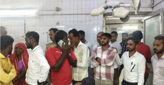 मौत की सूचना के बाद अस्पताल पहुंचे परिवार के लोग। जागरण