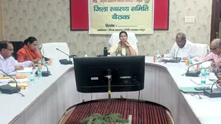 मथुरा में जिला स्वास्थ्य समिति की बैठक।