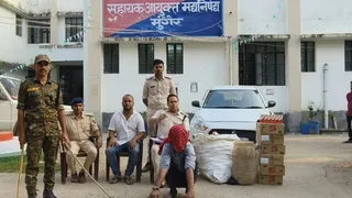 Munger Crime News: जमालपुर से शराब तस्कर भी धराया