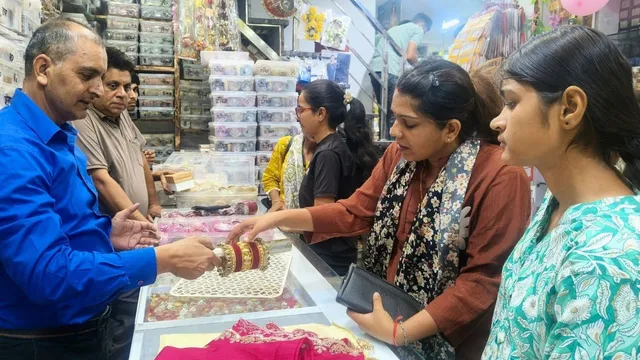 करवाचौथ पर मुजफ्फरनगर के बाजारों में रौनक, पारंपरिक परिधान और आभूषण खरीद रही महिलाएं