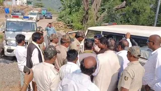 विधायक की आंध्र प्रदेश पुलिस से बहस। फोटो इंटरनेट मीडिया