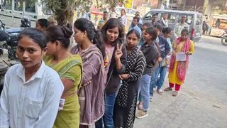UPSSSC PET 2026: मैनपुरी शहर के आरसी कन्या इंटर कालेज केंद्र के बाहर प्रवेश की प्रतीक्षा में खड़े अभ्यर्थी। जागरण