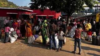 झाझा रेलवे स्टेशन पर ट्रेनों के इंतजार में खड़े परेशान यात्री