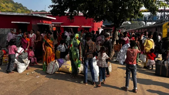 पटना-हावड़ा रेलखंड पर ट्रेनों का बिगड़ा टाइमटेबल, झाझा में गुरुमुखी एक्सप्रेस घंटों लेट, कई ट्रेनें रद्द
