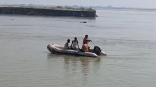 जांच में जुटी टीम। (जागरण)