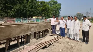 वाशिंग पिट का निर्माण कार्य का निरीक्षण करते रेल विकास विस्तार मंच के सदस्य। (जागरण)