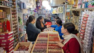 करवाचौथ पर कांच की चूड़ियों की बढ़ी मांग, रंग-बिरंगे डिजाइन महिलाओं की पसंद।