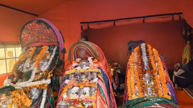 कुल्लू दशहरा उत्सव में दिखा शिव परिवार का अद्भुत देव मिलन, बिजली महादेव के शिविर में हजारों श्रद्धालु नतमस्तक
