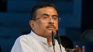 स्कूलों की व्यवस्था सुधारने पर काम कर रहे शुभेंदु अधिकारी (फोटो-पीटीआई)
