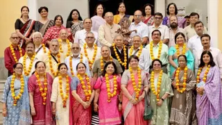 आगरा कॉलेज के पूर्व छात्र रसायन विज्ञान विभाग के 1976 बैच के शोध विद्यार्थी अपने स्वजन के साथ हुए शामिल।