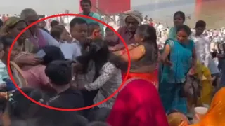 वाराणसी एयरशो में गंगा घाट पर महिलाओं के बीच हुई झड़प, वीडियो वायरल।