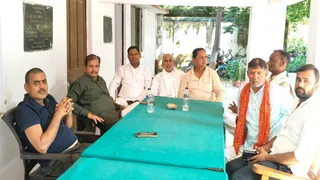 वाराणसी में चुनाव आयुक्त के पुतले दहन से पहले कांग्रेस कार्यकर्ता हिरासत में।