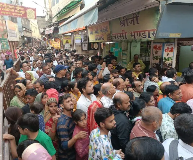 banke bihari crowd small