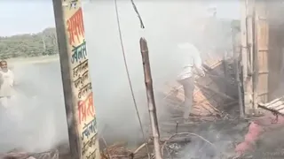 घरों में रखे बर्तन, कपड़े, अनाज और अन्य घरेलू सामान भी जलकर नष्ट हो गए।