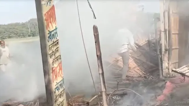 बेतिया में शॉर्ट सर्किट से लगी भीषण आग, 19 घर राख और मवेशी झुलसे
