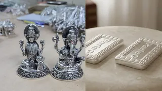 लक्ष्मी-गणेश की मूर्ति और चांदी के बने बिस्कुट