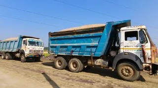 रविवार सुबह आदरडीह स्थित एसएम स्टील परिसर से अंचल अधिकारी अभय द्विवेदी के नेतृत्व में छह बालू लदे हाइवा जब्त किए गए।