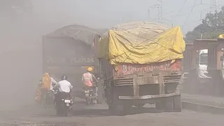 सोनभद्र: शक्तिनगर-अनपरा फोरलेन पर धूल का गुबार और गड्ढे, बीमार व्यवस्था से लोग परेशान।