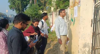 परीक्षा केंद्र पर पहुंचे छात्र। जागरण