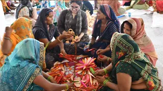 दादी की सीख से मक्के के छिलकों से बनाया लाखों का कारोबार ( एआई जेनरेटेड इमेज )