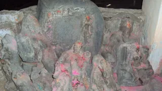 खुले आसमान के नीचे बुद्ध की प्रतिमा