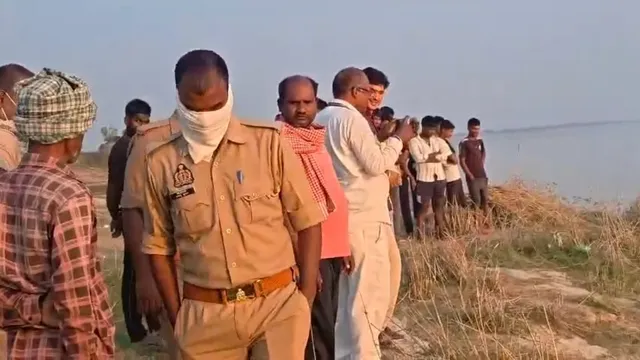 गाजीपुर में गंगा में बहते ट्रॉली बैग में मिला युवती का शव, गले में बंधी थी रस्सी
