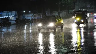 दिल्ली-यूपी समेत कई राज्यों में अचानक बदला मौसम (फोटो- एएनआई)