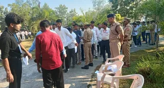 परीक्षा केंद्र के बाहर पुलिस कर्मियों को आवश्यक दिशा निर्देश देते एएसपी सिद्धार्थ। जागरण