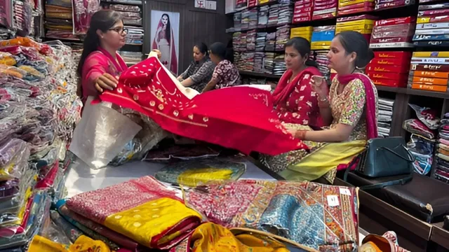 करवा चौथ पर बढ़ी घुंघरू वाली साड़ी और लहंगे की बिक्री, गोंडा में दुकानों पर उमड़ रहे खरीदार