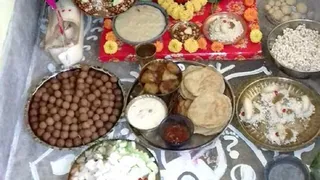 कोजागरी पर्व स्वच्छता, समृद्धि और पारिवारिक मंगल की कामना के साथ मनाया जाता है, जिसमें धान, फल और मिठाई का विशेष महत्व है।