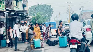 सुविधाओं के अभाव में महिलाएं और बच्चे विशेष रूप से परेशान हैं।
