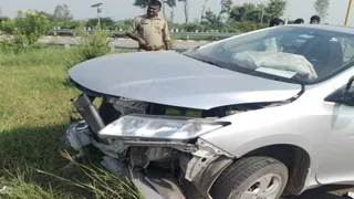 आजमगढ़: पूर्वांचल एक्सप्रेस-वे पर भीषण कार दुर्घटना, पांच लोग घायल।