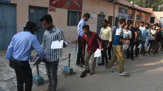 परीक्षा केंद्र पर चेकिंग के बाद दिया अभ्यर्थियों को प्रवेश।