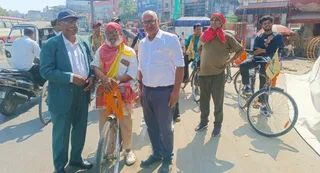 मदन मोहन मालवीय प्रौद्योगिकी विश्वविद्यालय के गेट नंबर दो पर पर्यावरणविद् डा. अनिल प्रकाश जोशी व यात्रा का स्वागत करते बाएं डा. गोविंद पांडेय। जागरण