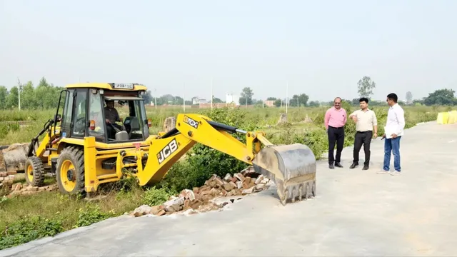 संभल में अवैध प्लॉटिंग पर गरजा बुलडोजर, दो कॉलोनियां को किया गया ध्वस्त
